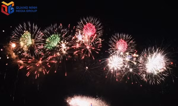 The spectacular light show by tourist boats on the waters of Ha Long Bay officially opens.