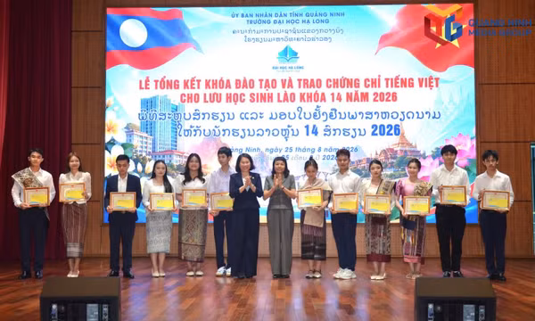 Vietnamese language certificates presented to Lao students