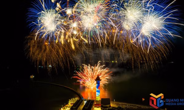 Brilliant fireworks and dazzling lights celebrate National Day