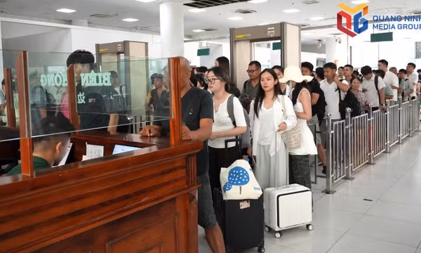 Busy border gate welcomes Chinese visitors during National Day Holiday