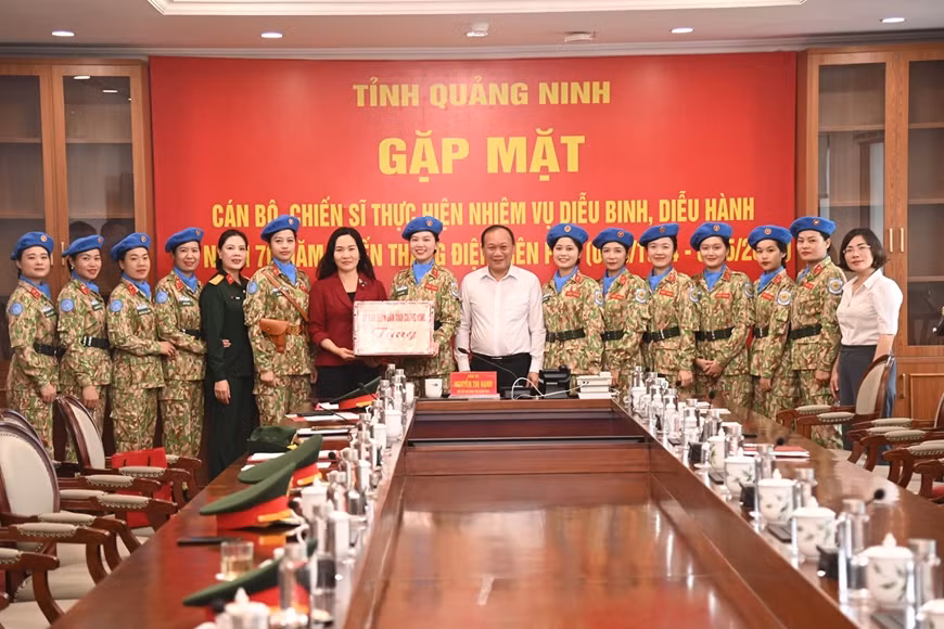 The Vice Chairwoman presents gifts to the officers and soldiers of the Quang Ninh Provincial Military Command.