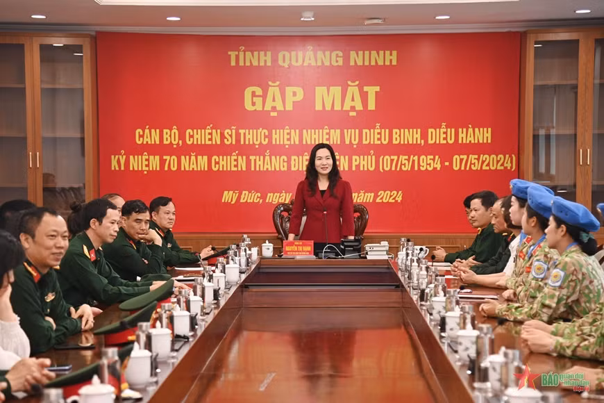 Nguyen Thi Hanh, Vice Chairwoman of the Quang Ninh Provincial People's Committee, speaks at the meeting.