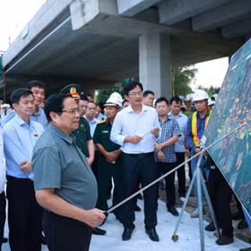 PM calls for accelerated progress of projects in celebration of National Party Congress