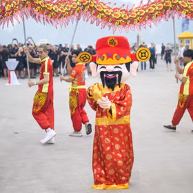 Teams receive a heroes welcome in Ha Long Bay