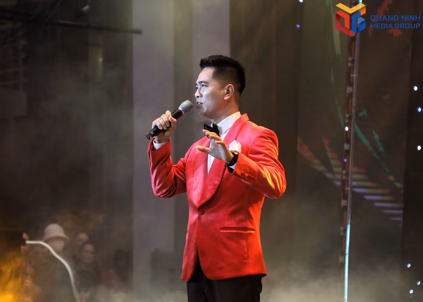 Artist Viet Hung gives a deeply moving and expressive performance of “The wind and love blow across my country”.