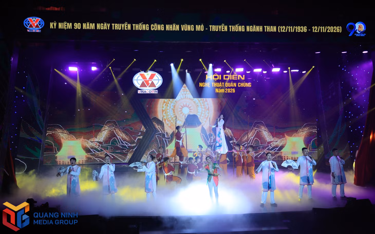 The male vocal group of Cua Ong Coal Selection Company confidently performs “Row with the current”.
