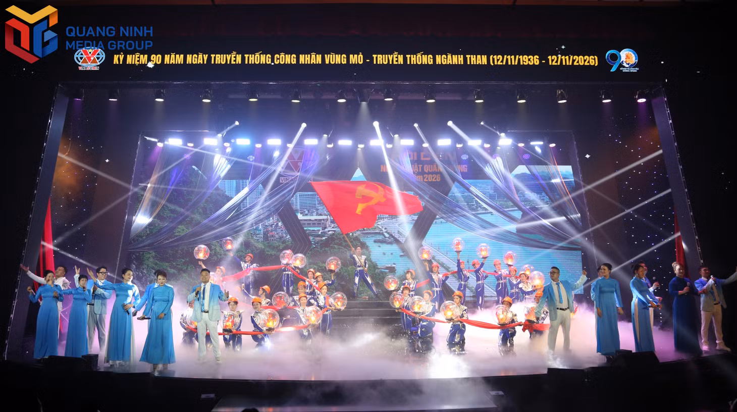 The song-and-dance performance “Discipline and solidarity” by the Quang Ninh City amateur art troupe closes the opening night.
