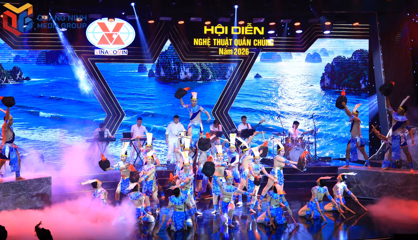The male and female dance troupe of Hon Gai Coal Company opens the programme with the performance “A figure of fragon and fairy descendants”.
