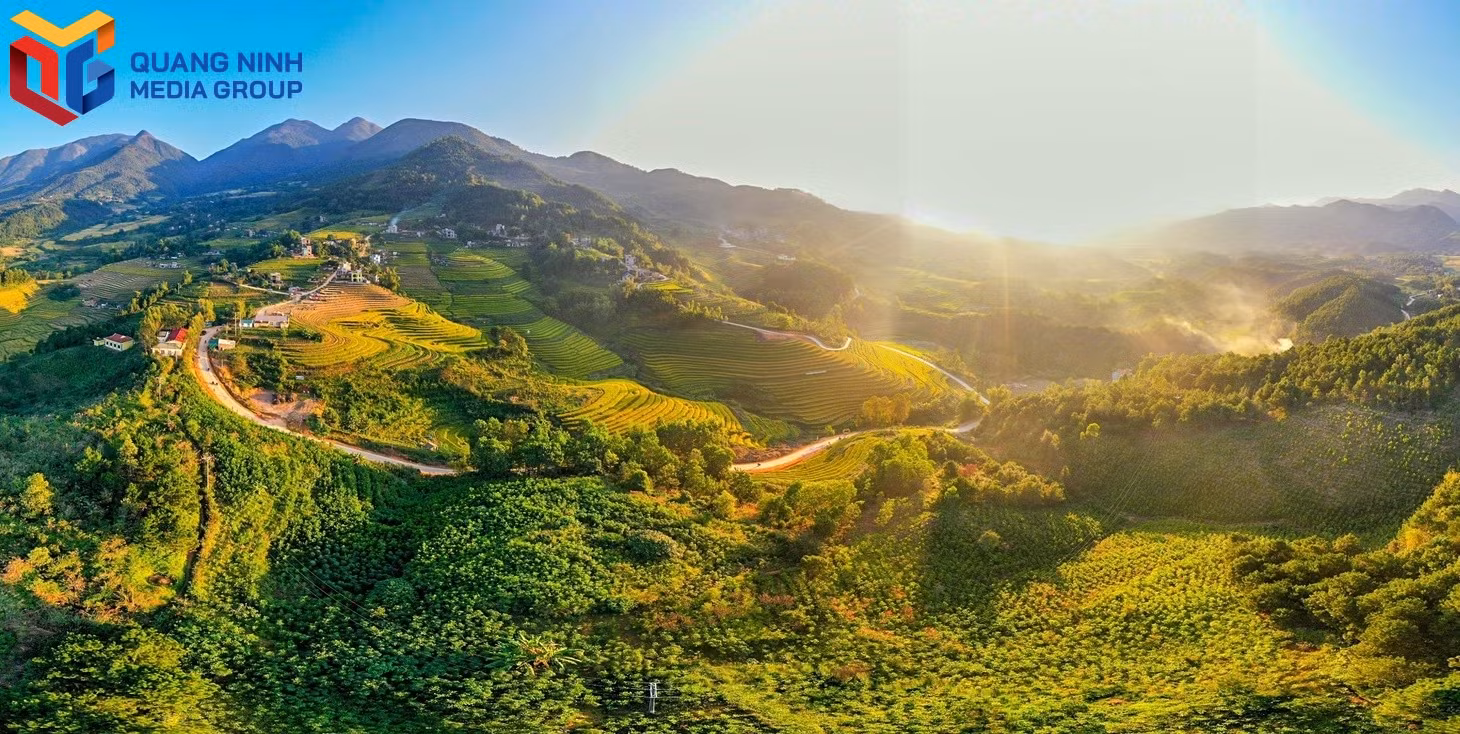 Visitors to Luc Hon Commune during this season can also enjoy the golden harvest, with terraced rice fields glowing amid the mountains and forests.