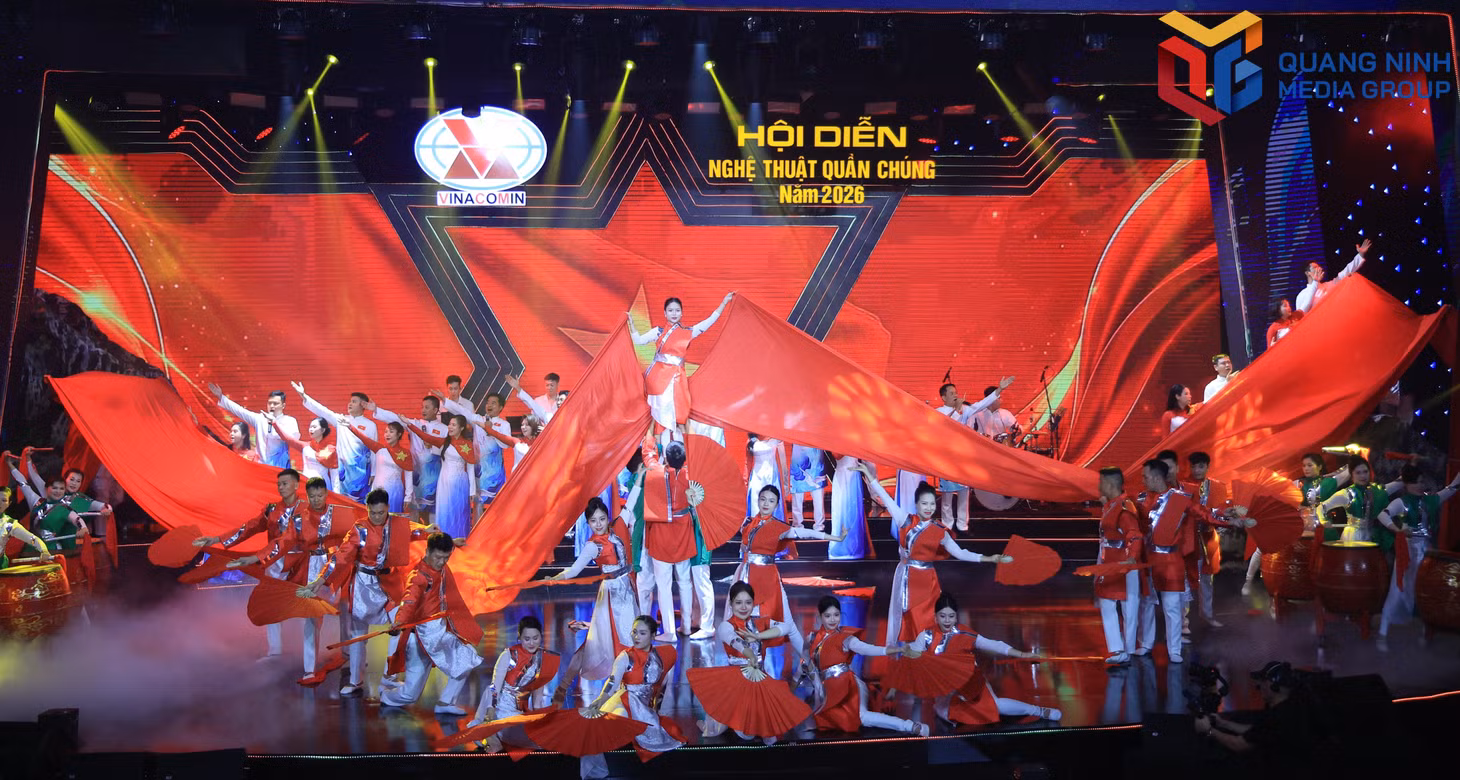 The powerful and spirited song-and-dance performance “Proud Vietnam” is presented by the Hon Gai Coal Company amateur art troupe.