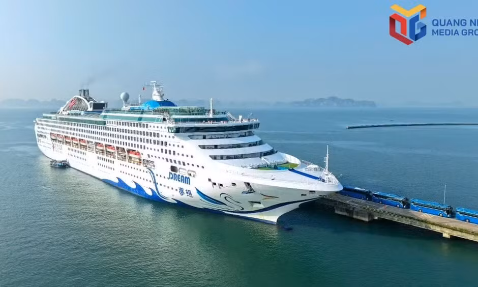 More than 2,300 cruise passengers arrive in Quang Ninh